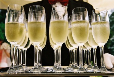 Как форма бокалов влияет на удовольствие от шампанского?