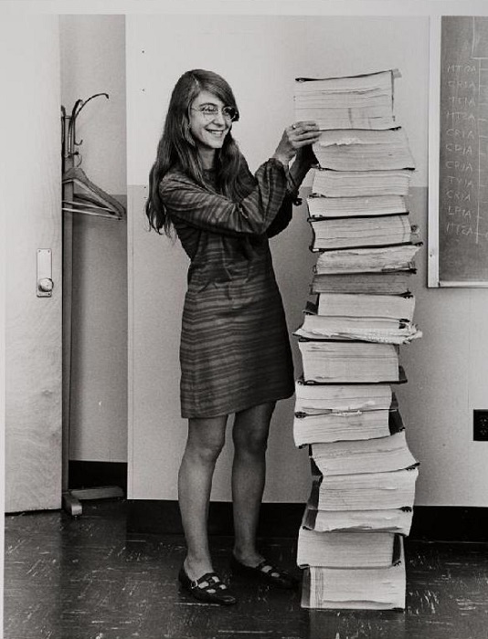 Margaret Hamilton и написанный ею программный код для проекта Apollo. | Фото: mymodernmet.com.