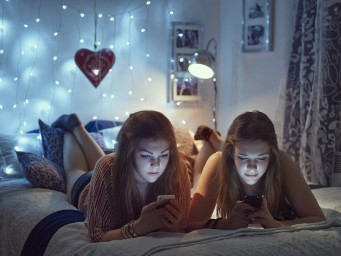 Современные подростки променяли сон на смартфоны