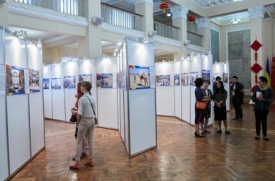 Харьковчанам представили фотовыставку достижений Китая