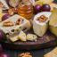 Гид по сырной тарелке: подбираем сорта сыра, хлеб и вино