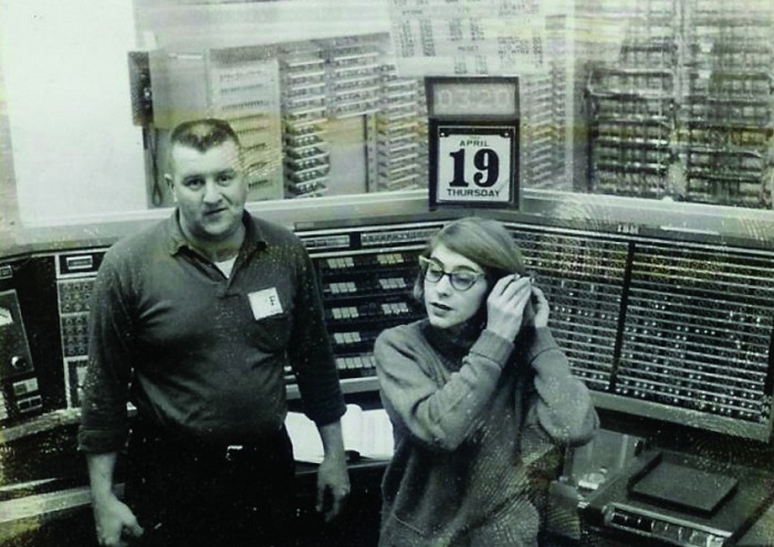 Маргарет Гамильтон и ее коллега перед прототипом компьютера XD-1 AN/FSQ-7 SAGE. | Фото: nebeep.com. 