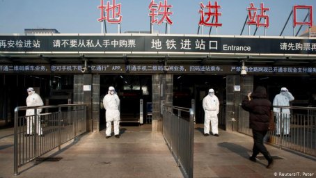 Китай назвал сроки отмены карантина на родине коронавируса
