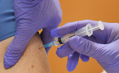 По мнению врачей, необходимо предупреждать людей о побочных действиях вакцины от Ковид-19
