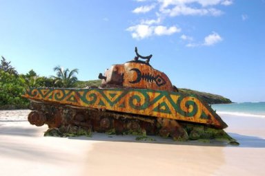 Брошенные военными танки превратили в пляжную достопримечательность, разукрасив их