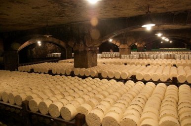 Процесс производства во Франции сыра Рокфор по старинным рецептам