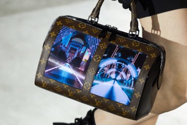 Louis Vuitton показал сумки со встроенными гибкими дисплеями