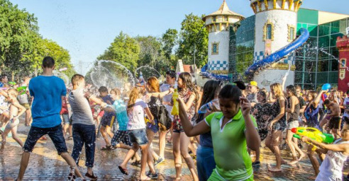 Водяная битва, конкурсы и пенная вечеринка - в парке Горького отметят экватор лета
