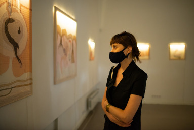 «Нейлоновая» выставка Nude: в Харьковской Муниципальной галерее выключили свет