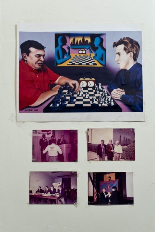 Фотографии и репродукция Марка Костаби на стене в квартире Альбурта