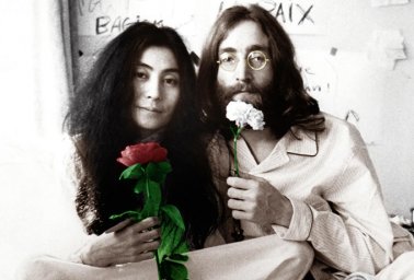 «Как правило, за каждым идиотом стоит великая женщина»: 15 цитат Джона Леннона о любви