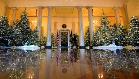 Белый дом украсили к Новому году