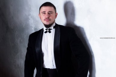 Чемпион Украины по боксу поздравит харьковчанок арией
