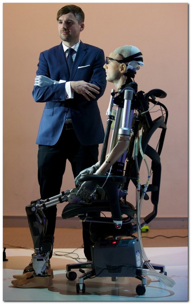 Люди станут роботами. Бионический человек рекс. Биоробот Фрэнк. Бионические роботы. Робот человек.