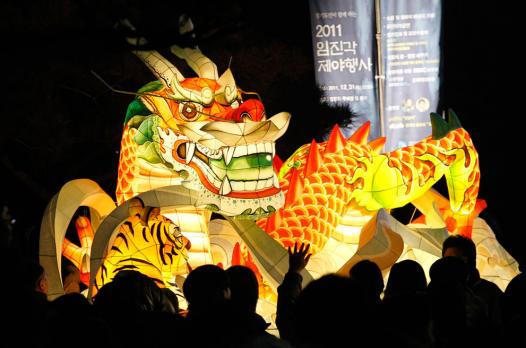 По китайскому лунному календарю 2012 - год дракона.